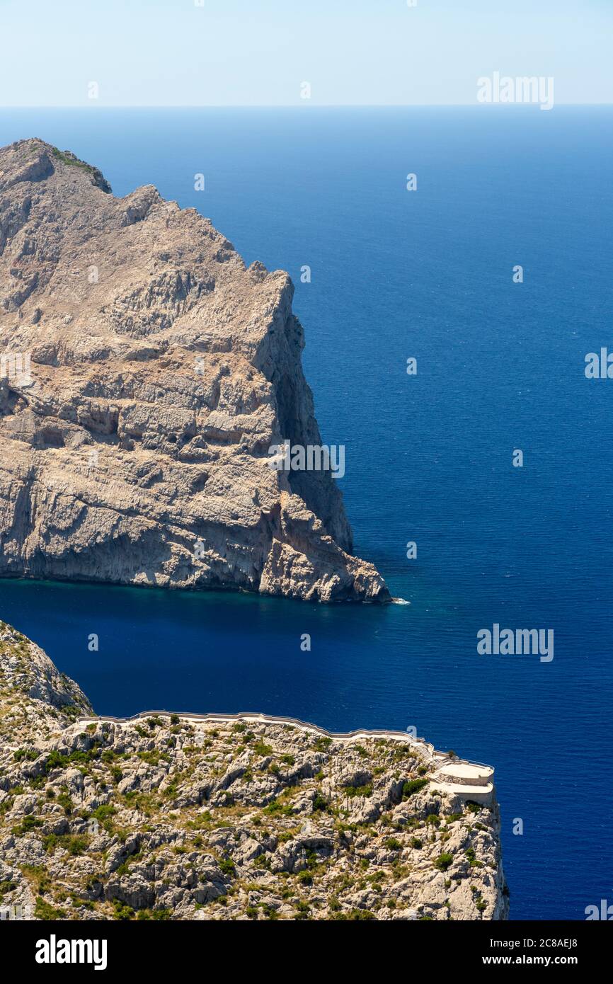 Vue en grand angle de la plate-forme de visualisation de Mirador es Colomer, Cap Formentor, Majorque Banque D'Images