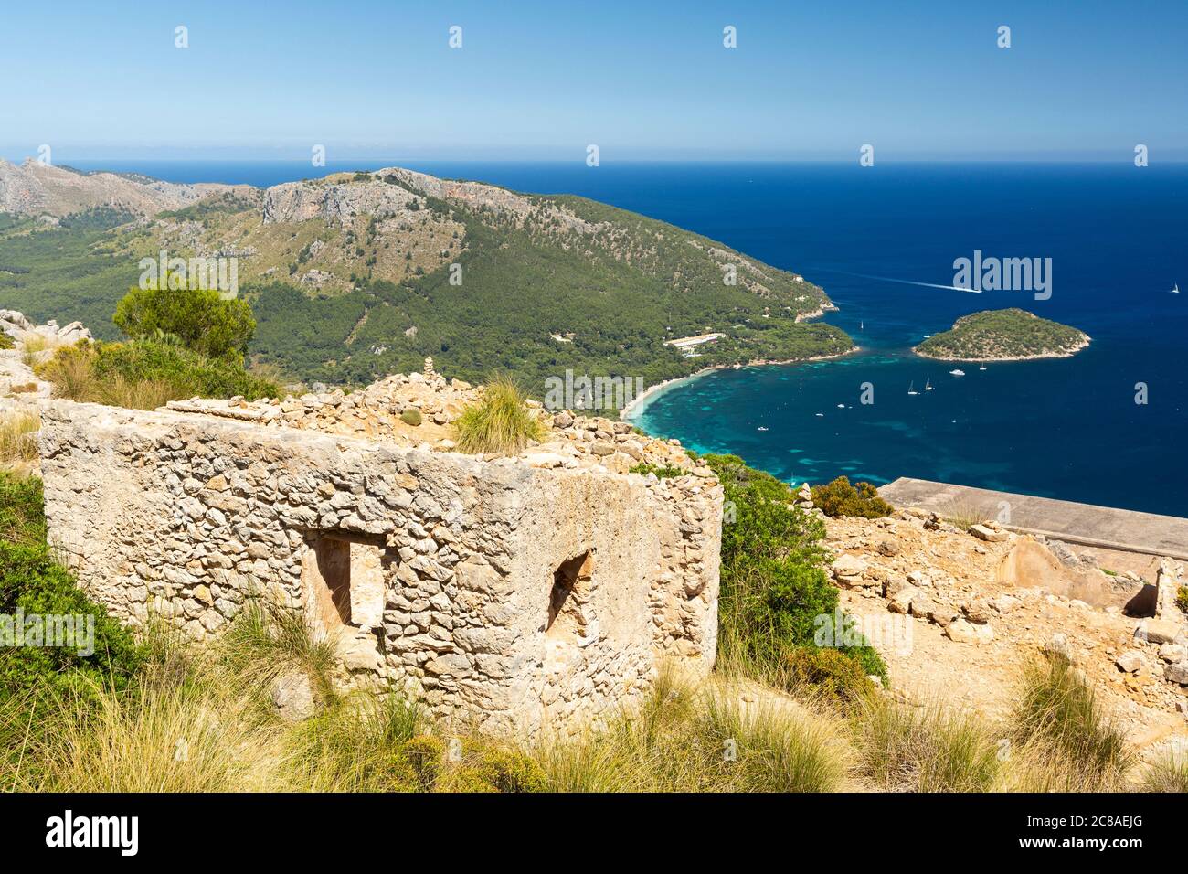 Abandon de la construction en pierre avec Platja Formentor en arrière-plan, Cape Formentor, Majorque Banque D'Images