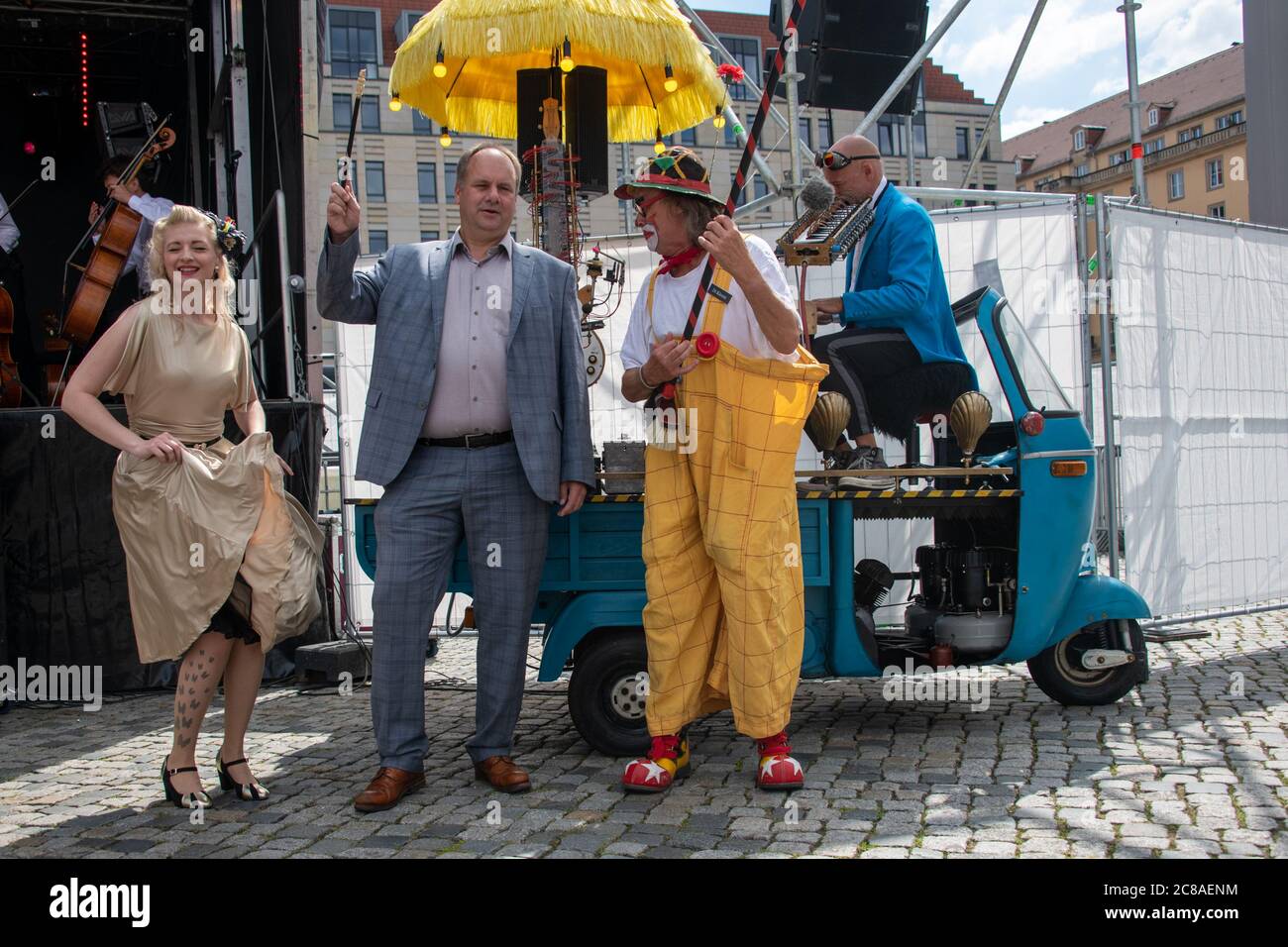 Oberbürgermeister Dirk Hilbert (48, FDP), Valeska Kunath von den Lesly's Dinamite, Clown Lulu (Joachim Lippmann) und das Universal Druckluftorchester Banque D'Images