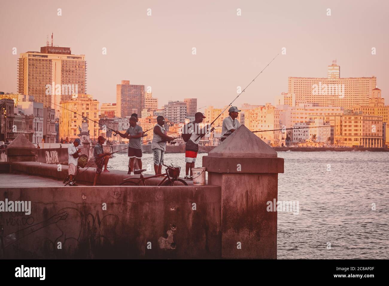 Pêcheurs à l'aube sur le célèbre sentier côtier de Malecon à la Havane Banque D'Images