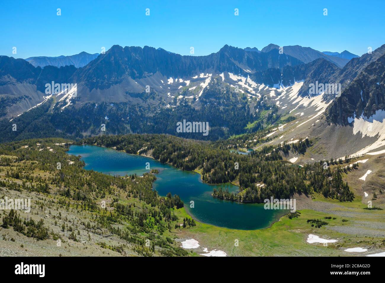 lac de feu de camp sous les montagnes folles dans les eaux de tête du bassin de ruisseau de l'herbe douce près de wilsall, montana Banque D'Images