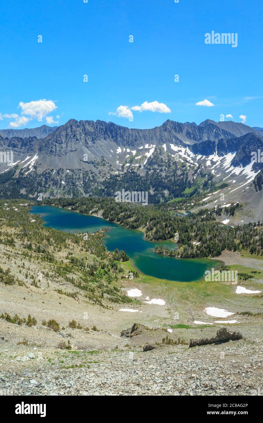 lac de feu de camp sous les montagnes folles dans les eaux de tête du bassin de ruisseau de l'herbe douce près de wilsall, montana Banque D'Images