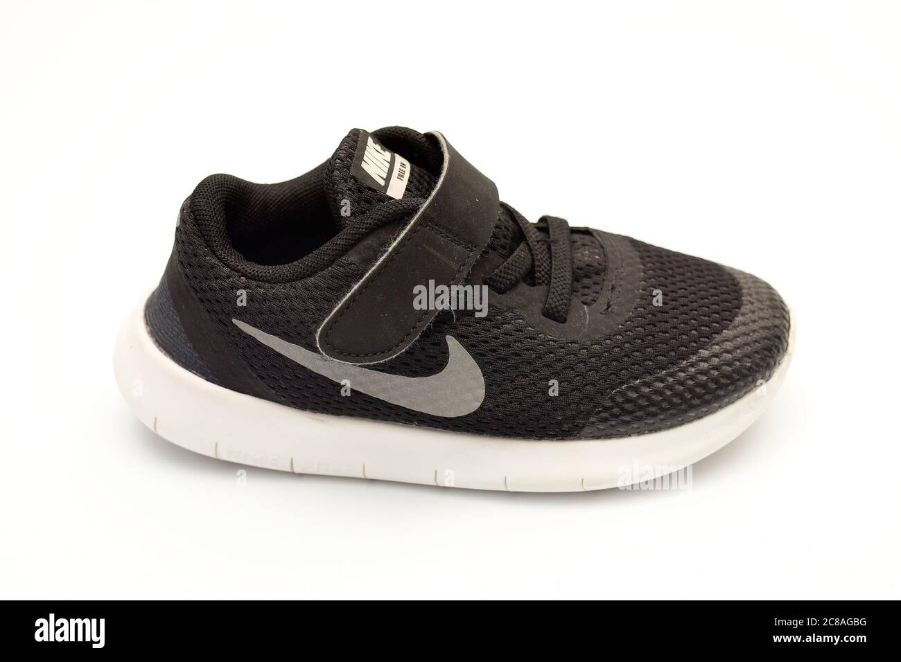 Moscou, Russie - 16 juillet 2020 : chaussures Nike RUN sur fond blanc. Banque D'Images