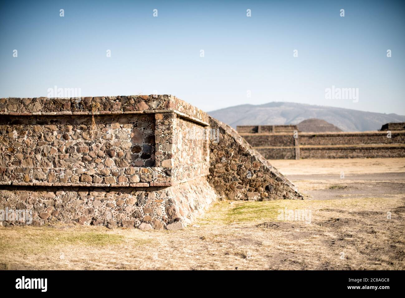 TEOTIHUACAN, Mexique — le temple du Serpent à plumes, également connu sous le nom de temple de Quetzalcoatl, est un chef-d'œuvre de l'architecture méso-américaine antique à Teotihuacan. Cette pyramide finement décorée, ornée de représentations sculpturales de la divinité serpente à plumes, illustre la sophistication artistique et religieuse de cette métropole précolombienne. Banque D'Images