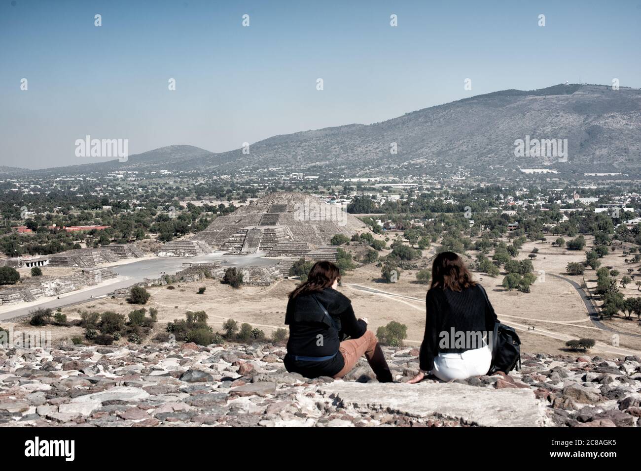 Pyramide de la Lune Teotihuacan Mexique // TEOTIHUACAN, Mexique — la Pyramide de la Lune vue du sommet de la Pyramide du Soleil sur l'ancien site archéologique mésoaméricain de Teotihuacan. L’avenue des morts, principale artère de cette ville précolombienne, s’étend entre ces deux grandes structures pyramidales. Teotihuacan a prospéré entre environ 100 et 650 EC et a été l'une des plus grandes villes du monde antique, avec une population estimée à plus de 100 000 à son apogée. La Pyramide de la Lune, mesurant environ 43 mètres (141 pieds) de haut, ancre l'extrémité nord du c Banque D'Images