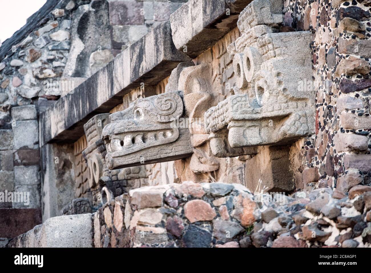 TEOTIHUACAN, Mexique — le temple du Serpent à plumes, également connu sous le nom de temple de Quetzalcoatl, est un chef-d'œuvre de l'architecture méso-américaine antique à Teotihuacan. Cette pyramide finement décorée, ornée de représentations sculpturales de la divinité serpente à plumes, illustre la sophistication artistique et religieuse de cette métropole précolombienne. Banque D'Images