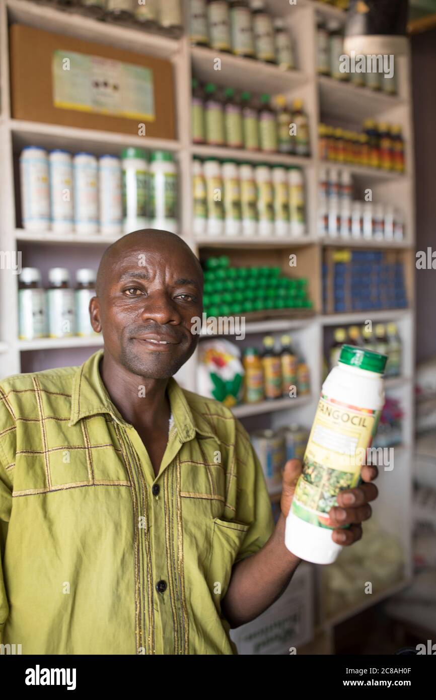 Un petit magasin d'approvisionnement agricole vend des pesticides, des herbicides, des semences de qualité et des engrais aux petits agriculteurs afin d'accroître leur production. Banque D'Images