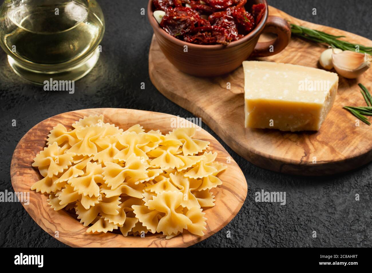 Préparation de la cuisson des pâtes avec des tomates séchées et du parmesan. Cuisine italienne, ingrédients Banque D'Images