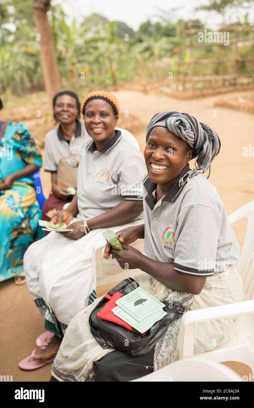 Les femmes d'un groupe bancaire de la communauté de la microfinance se rencontrent pour épargner et prêter entre elles dans le district de Masaka, en Ouganda, en Afrique de l'est. Banque D'Images