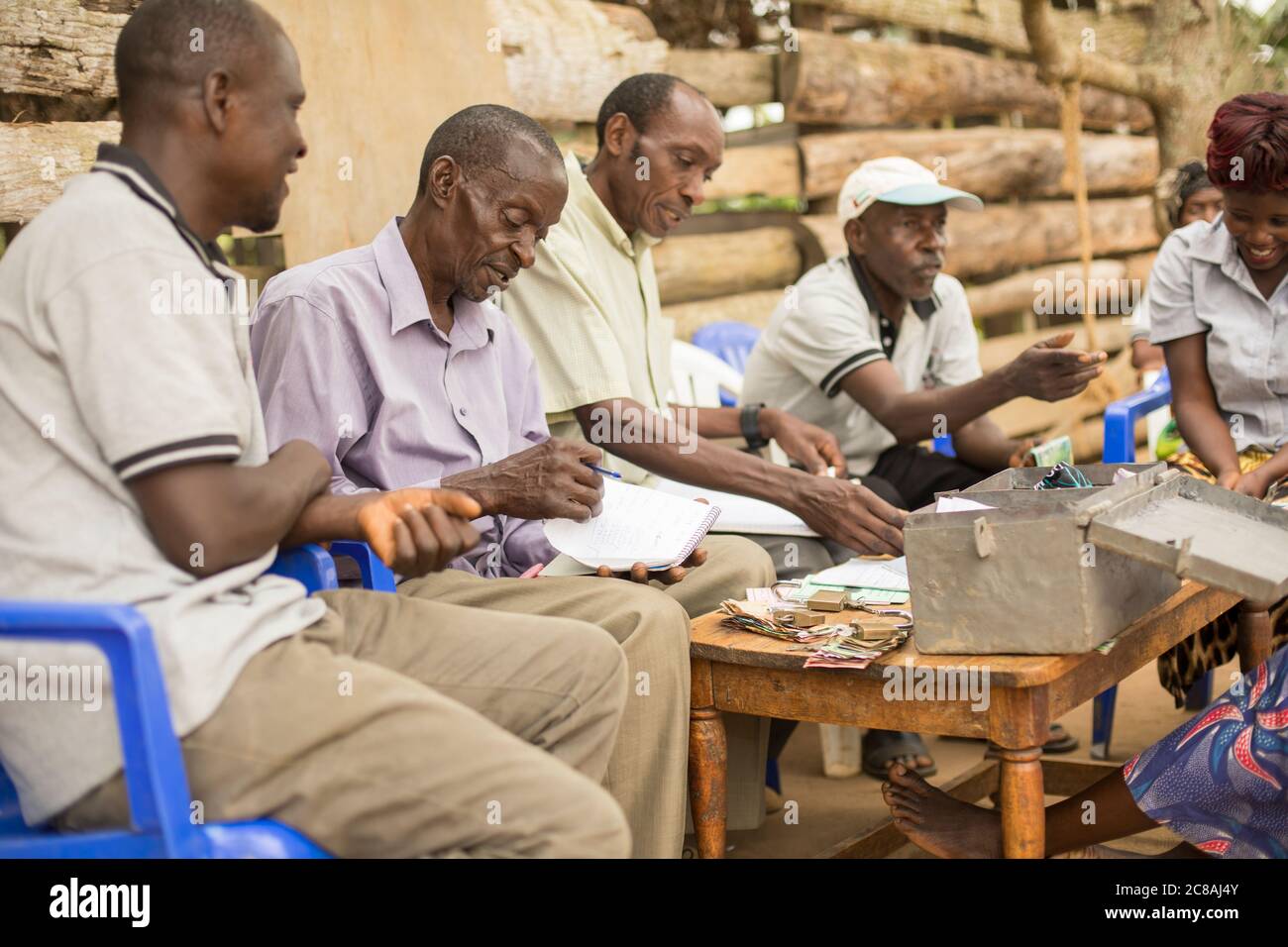 Les villageois d'un groupe bancaire de la communauté de la microfinance se rencontrent pour sauver et prêter entre eux dans le district de Masaka, en Ouganda, en Afrique de l'est. Banque D'Images