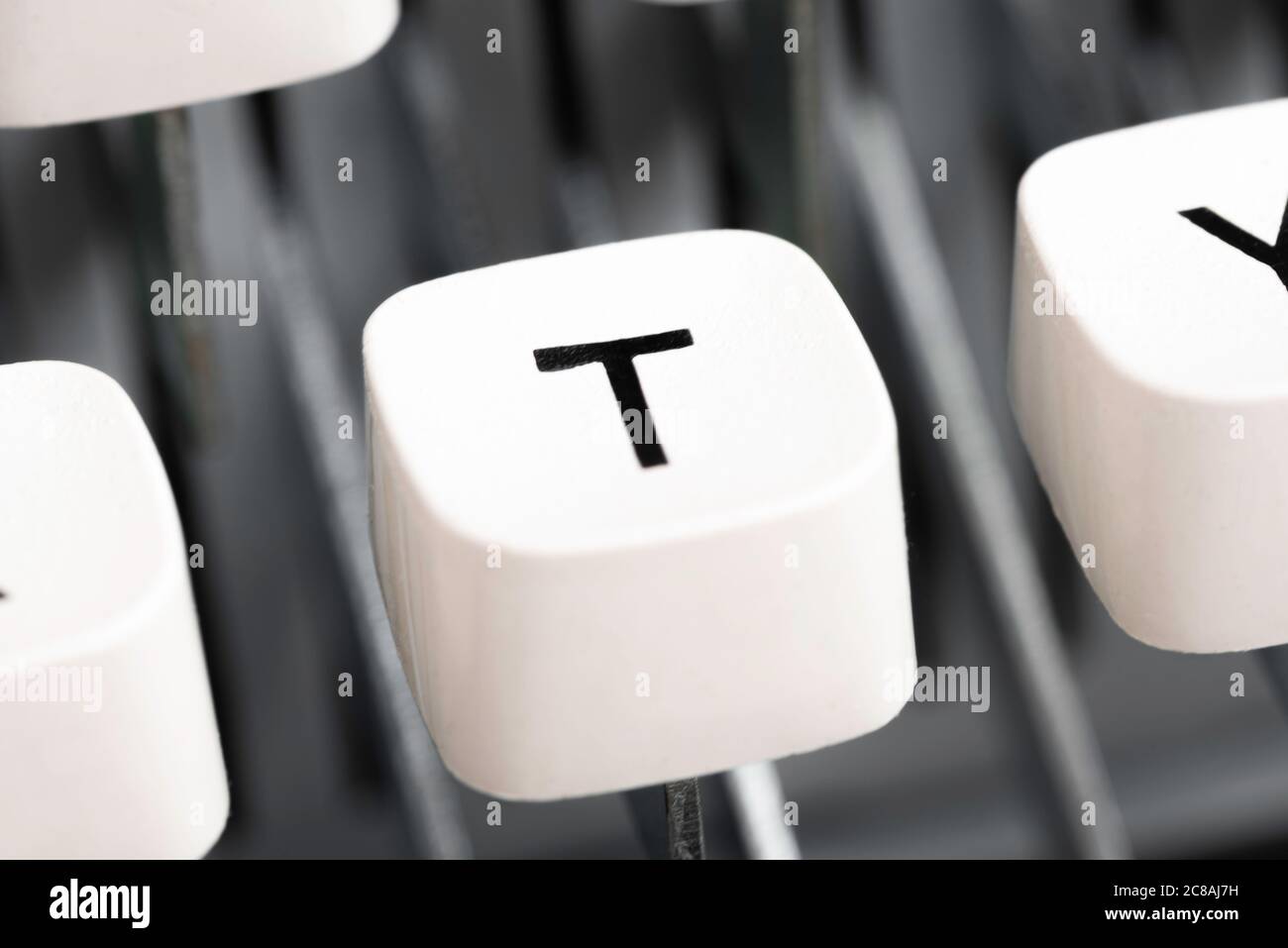 Gros plan extrême ou macro d'un capuchon de clavier en plastique blanc à partir d'une machine à écrire manuelle avec faible profondeur de champ et mise au point sélective. Banque D'Images