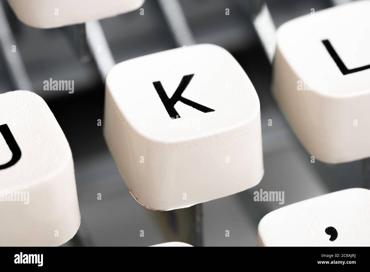 Gros plan extrême ou macro d'un capuchon de clavier en plastique blanc à partir d'une machine à écrire manuelle avec faible profondeur de champ et mise au point sélective. Banque D'Images