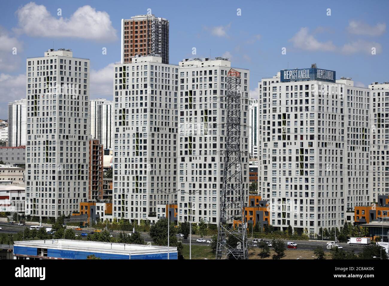 Istanbul. 21 juillet 2020. Photo prise le 21 juillet 2020 montre une vue générale des immeubles à Istanbul, Turquie. Crédit : Osman Orsal/Xinhua/Alay Live News Banque D'Images
