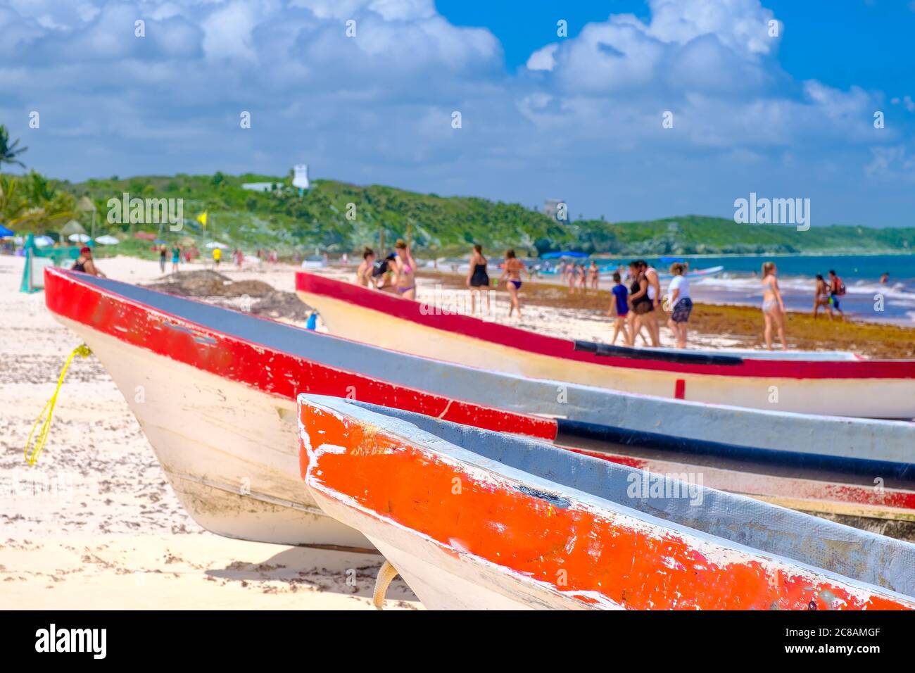 Bateaux de pêche colorés à la plage de Tulum sur la riviera maya au Mexique Banque D'Images