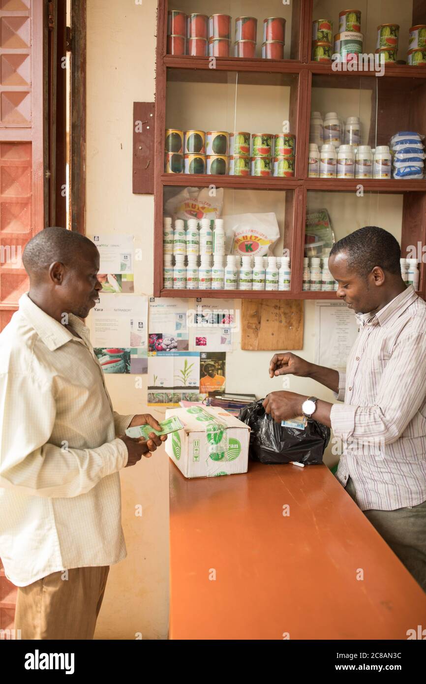 Un petit magasin d'approvisionnement agricole vend des pesticides, des herbicides, des semences de qualité et des engrais aux petits agriculteurs afin d'accroître leur production. Banque D'Images