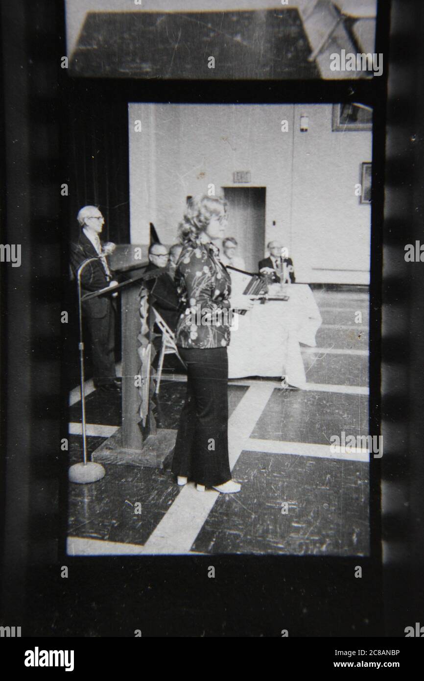 Photo en noir et blanc d'une cérémonie de remise de prix d'une belle année des années 70. Banque D'Images