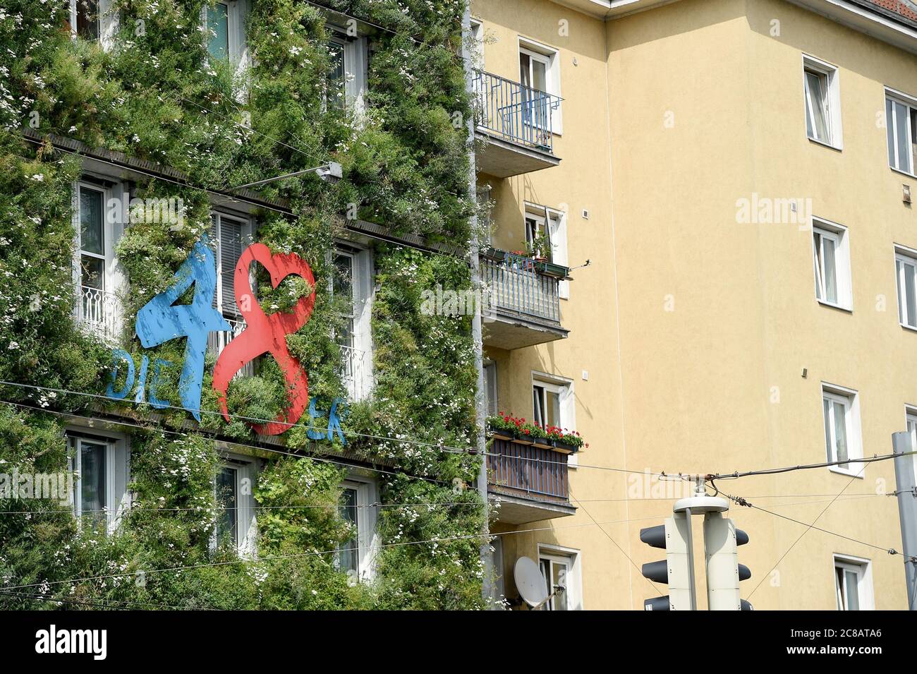 Vienne. 22 juillet 2020. Photo prise le 22 juillet 2020 montre une façade verte du siège de ma 48 à Vienne, Autriche. Les façades du quartier général de ma 48 étaient bordées de plantes vertes, qui ont eu des effets positifs, notamment le microclimat, la protection du tissu de construction contre la pluie battante et les dépôts de saleté, la protection contre le bruit et la capacité de refroidissement. Crédit: Guo Chen/Xinhua/Alay Live News Banque D'Images