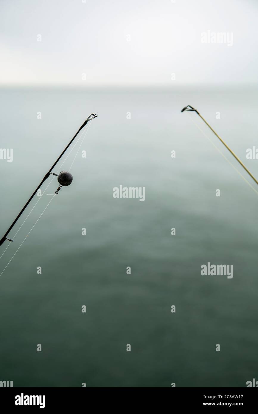 Pêche en bâtonnets par jour de pluie. Banque D'Images