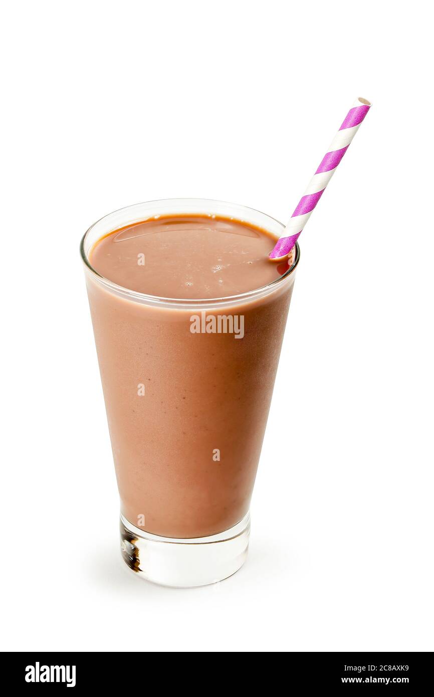 verre de lait au chocolat froid avec paille isolée sur blanc Banque D'Images