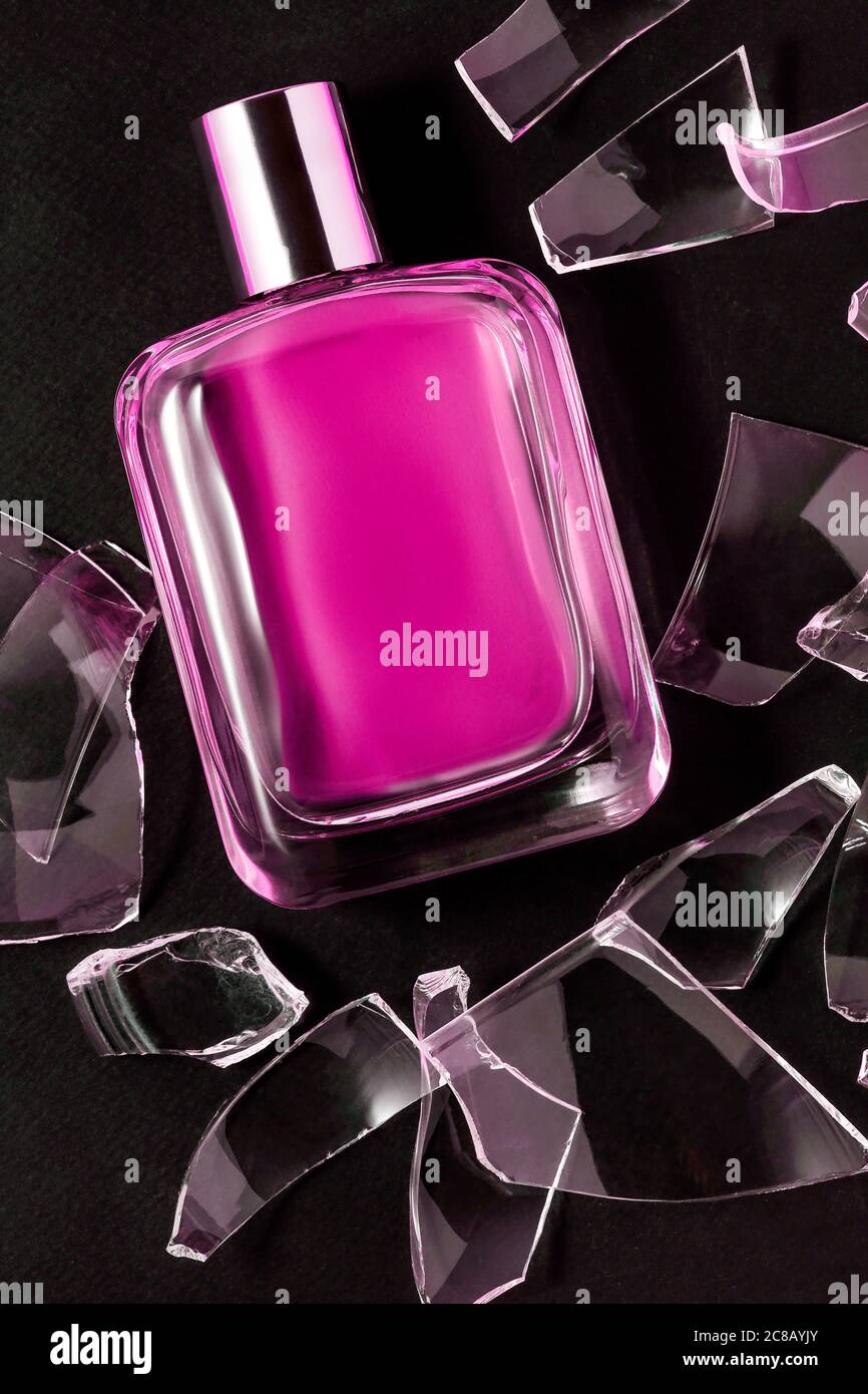 flacon de parfum avec verre cassé sur noir Photo Stock - Alamy