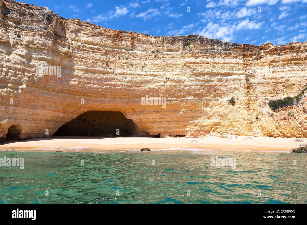 Vue sur les falaises et les grottes de Benagil depuis le bord de mer. Belles grottes naturelles de la mer avec eau émeraude et petites plages dans l'océan Atlantique Banque D'Images