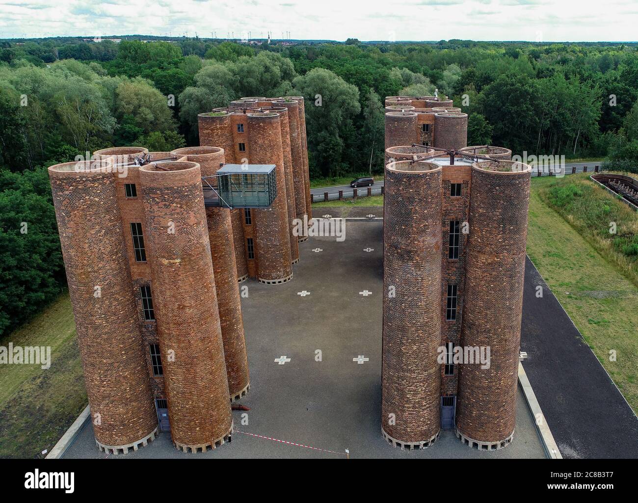 21 juillet 2020, Brandebourg, Lauchhammer: Le monument industriel  'Biotowers Lauchhammer' (photo aérienne avec un drone). Les 24 tours, d'une  hauteur de 22 mètres, appartenaient à l'ancienne usine de cokéfaction de  lignite située