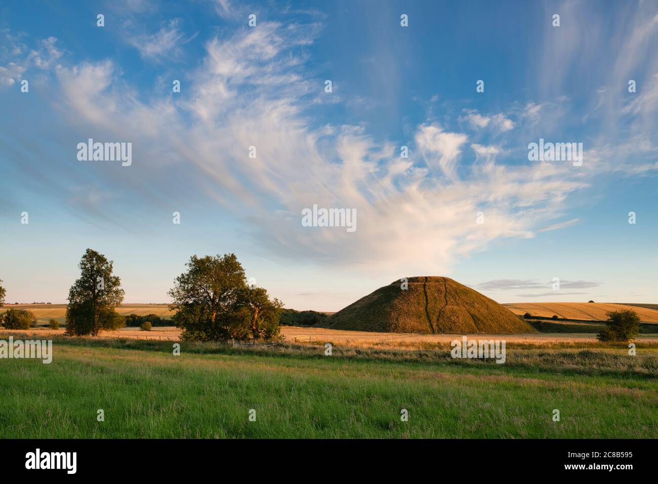 Silbury Hill en été au coucher du soleil. Avebury, Wiltshire, Angleterre Banque D'Images