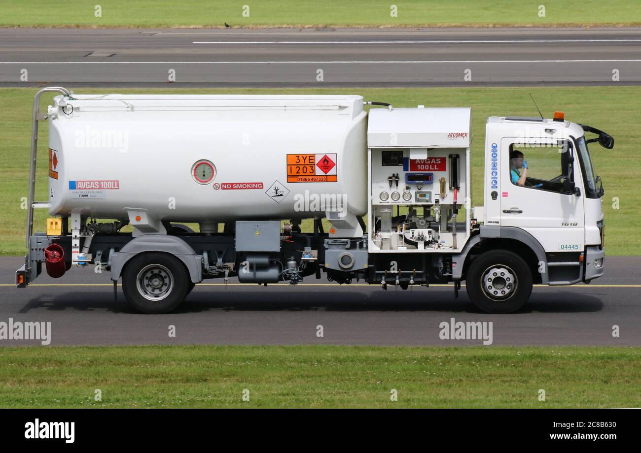 Un camion-citerne Avgas (Mercedes Benz 1618), à l'aéroport international de Prestwick à Ayrshire, en Écosse. Banque D'Images