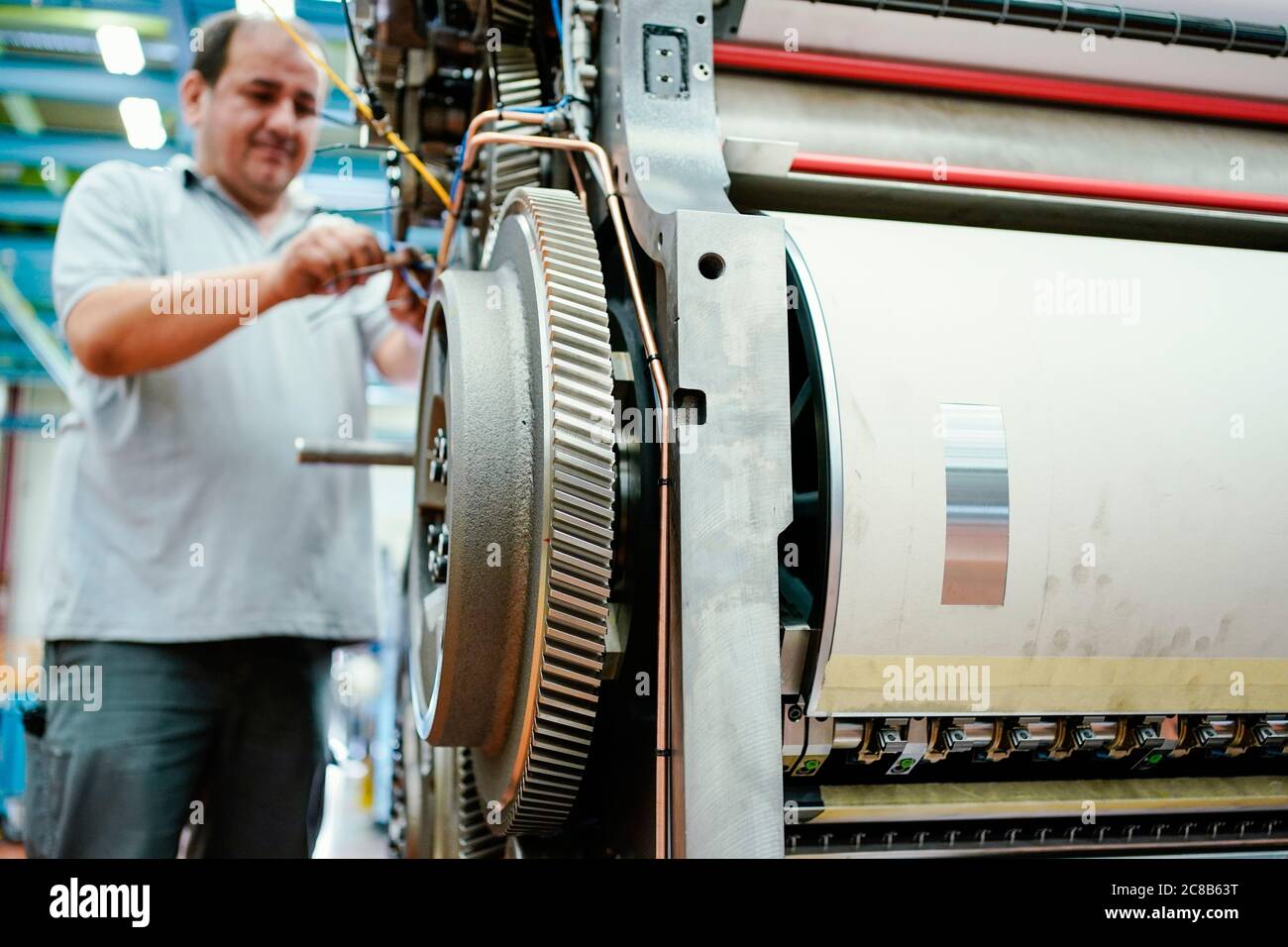 Wiesloch, Allemagne. 22 juillet 2020. Un employé assemble une unité d'impression Speedmaster CX 102 dans un atelier au siège de Heidelberger Druckmaschinen AG le Groupe tiendra son Assemblée générale annuelle en ligne le 23 juillet. Credit: Uwe Anspach/dpa/Alamy Live News Banque D'Images