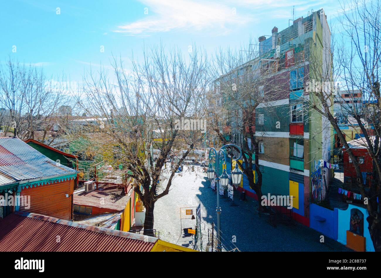 Buenos Aires, Argentine - 05 septembre 2018 : vue de dessus des rues d'El Caminito et de ses maisons colorées pendant un après-midi d'automne. Banque D'Images