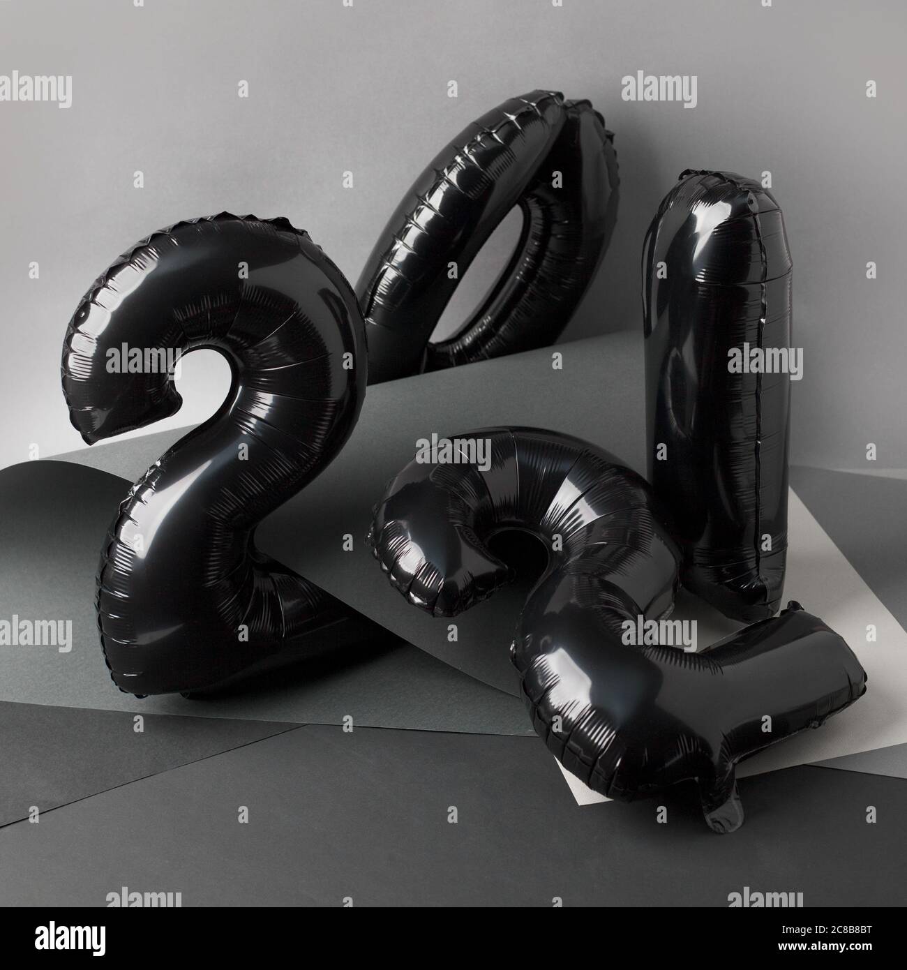 Noël nouvel an 2021 numéros ballons Air noirs élégants sur gris. Célébration, fêtes de saison, arrière-plan abstrait créatif, plat, bannière pour s Banque D'Images