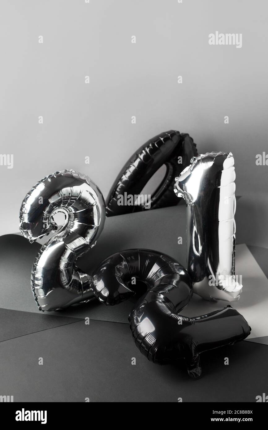 Noël nouvel an 2021 numéros élégant argent noir ballons d'air sur gris. Célébration, vacances saisonnières, création résumé fond, plat, banne Banque D'Images