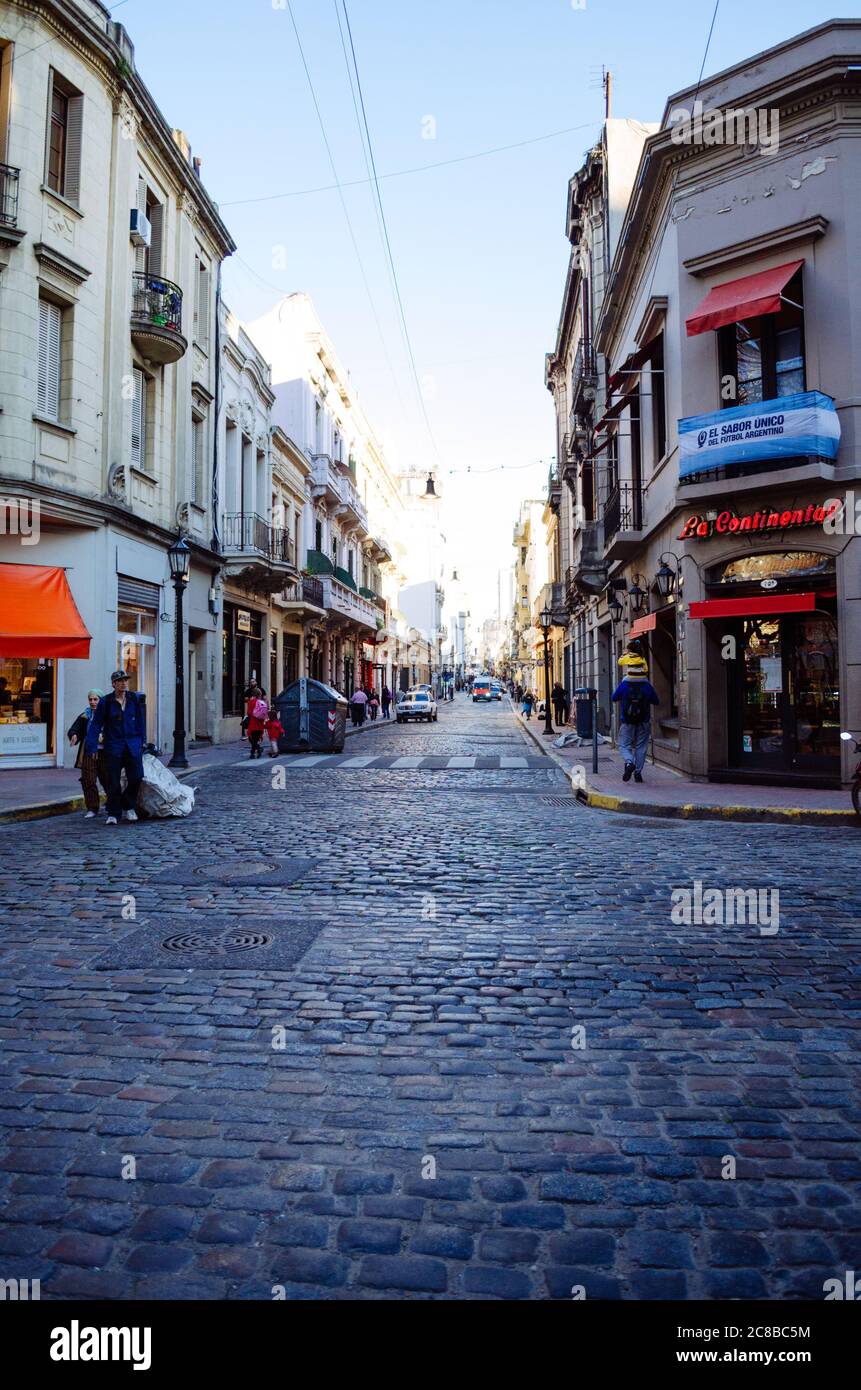 Buenos Aires, Argentine - 5 septembre 2018 : anciens bâtiments résidentiels et commerciaux avec vue sur une rue presque vide de San Telmo. Banque D'Images