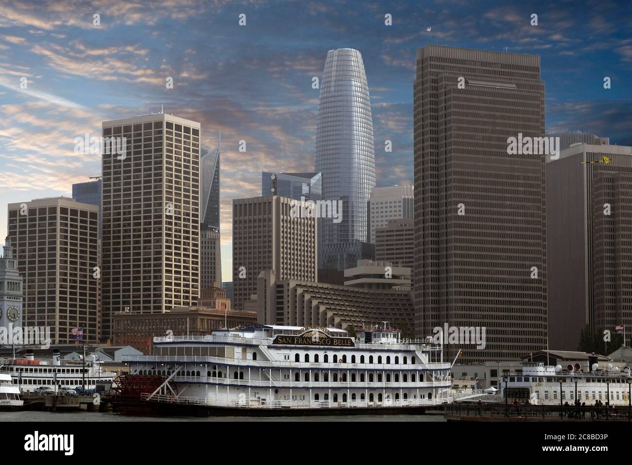 Centre-ville de San Francisco depuis la baie avec un bateau d'époque en premier plan, San Francisco, Californie Banque D'Images