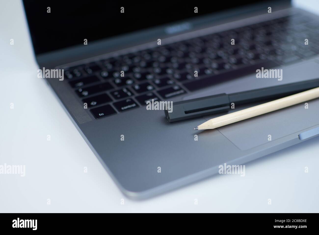 Gros plan sur le clavier, le stylet et le crayon de l'ordinateur portable Banque D'Images