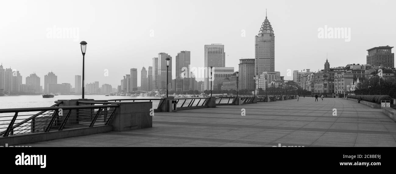 Shanghai, Chine - 17 avril 2018 : panorama noir et blanc de la promenade du Bund (Waitan) - assez vide en raison de l'heure du matin. Banque D'Images