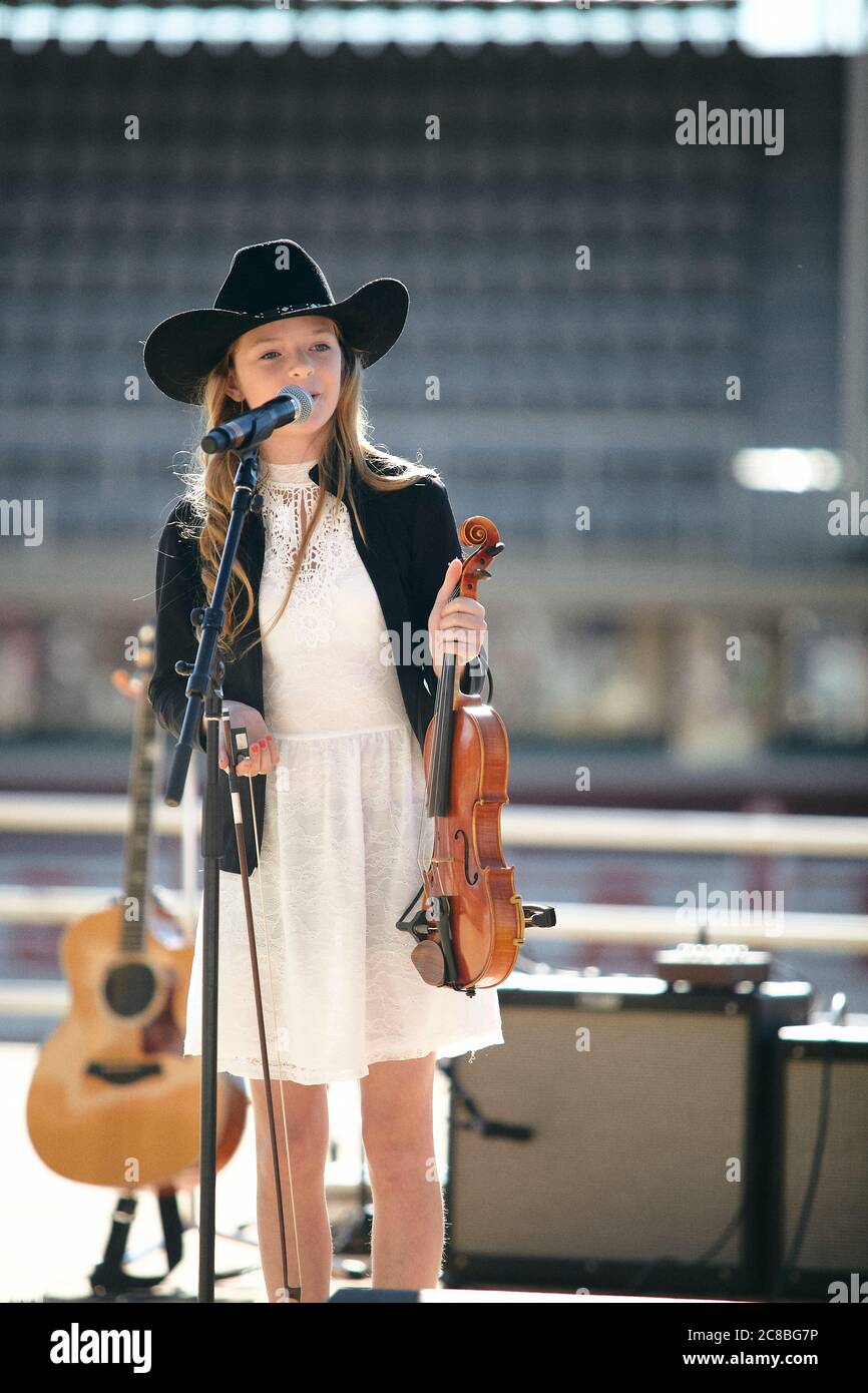 Quinn, Claire et jumeaux Faith et Paige forment ce groupe de violon familial dynamique, dynamique et dynamique de Chestermere, en Alberta. Banque D'Images