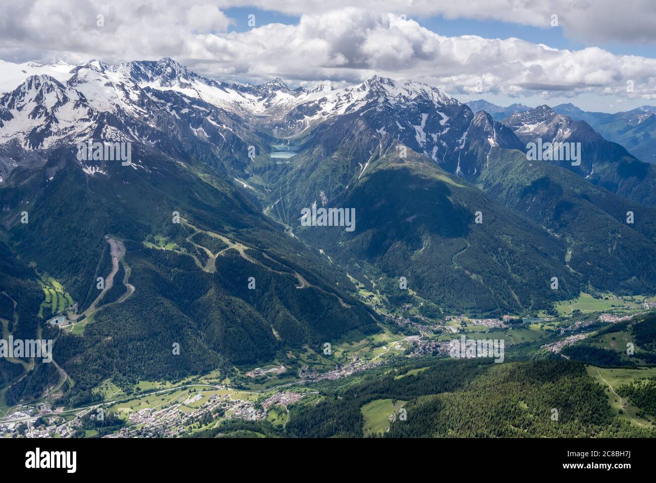 Prise de vue aérienne, depuis un voilier, de la chaîne d'Avio et de la vallée au-dessus du village de Temu dans la vallée de Camonica , prise dans les Alpes en lumière vive du printemps tardif, Brescia, Banque D'Images
