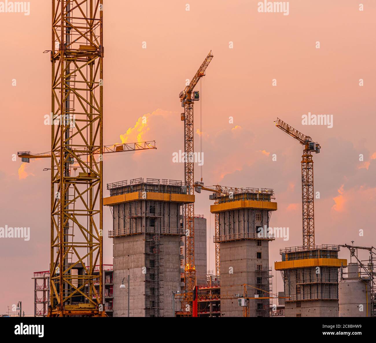 Grues jaunes et arbres d'ascenseur en construction. Banque D'Images