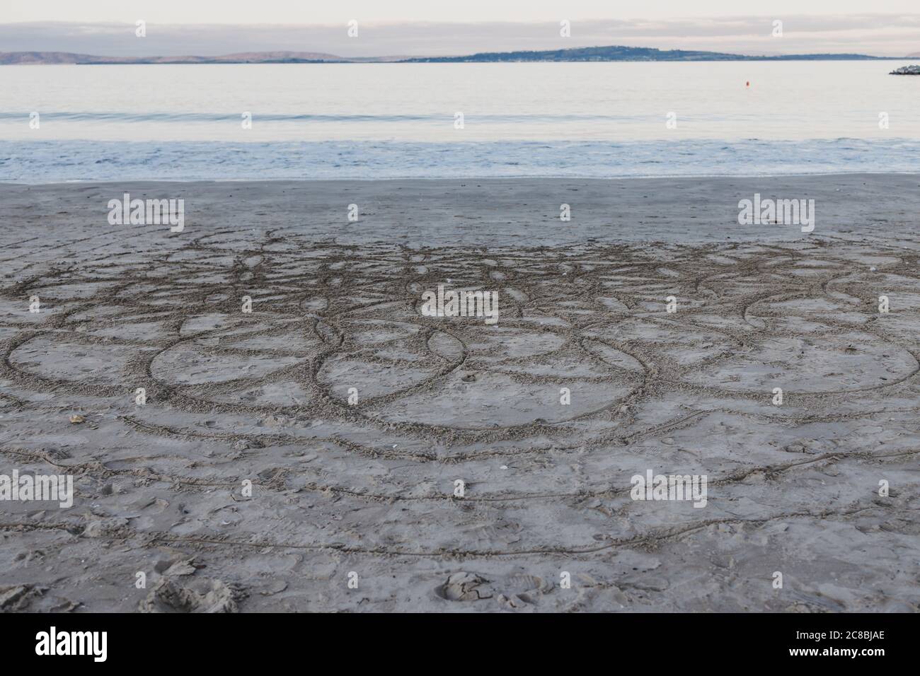 Belle plage immaculée de Tasmanie à South Hobart au crépuscule sans personnes avec des cercles sur le sable Banque D'Images