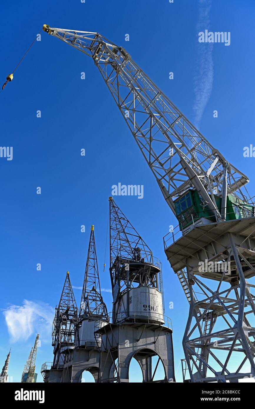 anvers, belgique - 2020.07.13: grues portuaires historiques exposées le long du centre-ville rivière escaut banks ( scheldekaaien ) -- [credit: joachim affeld Banque D'Images