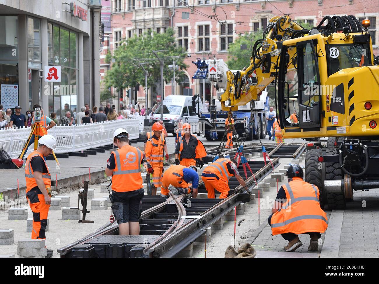 Erfurt, Allemagne. 20 juillet 2020. Les voies de tramway sont renouvelées à la colère. La colère, point de transfert central pour le trafic de bus et de trains légers dans la capitale de l'État, est un site de construction important pendant les vacances d'été. Diverses phases de construction avec fermetures hebdomadaires sont prévues. Du 12 au 16 août, Angerkreuz sera complètement fermé. Entre autres choses, le travail consiste à renouveler les points vieux d'environ 20 ans pour le système de rail léger. Credit: Martin Schutt/dpa-Zentralbild/ZB/dpa/Alay Live News Banque D'Images
