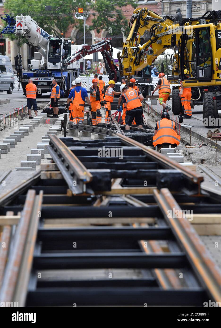 Erfurt, Allemagne. 20 juillet 2020. Les voies de tramway sont renouvelées à la colère. La colère, point de transfert central pour le trafic de bus et de trains légers dans la capitale de l'État, est un site de construction important pendant les vacances d'été. Diverses phases de construction avec fermetures hebdomadaires sont prévues. Du 12 au 16 août, Angerkreuz sera complètement fermé. Entre autres choses, le travail consiste à renouveler les points vieux d'environ 20 ans pour le système de rail léger. Credit: Martin Schutt/dpa-Zentralbild/ZB/dpa/Alay Live News Banque D'Images