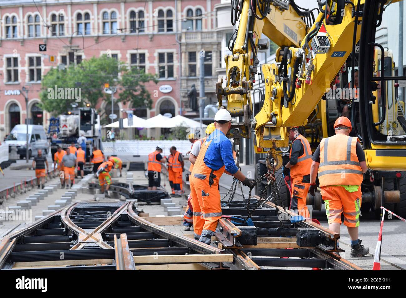 Erfurt, Allemagne. 20 juillet 2020. Les voies de tramway sont renouvelées à la colère. La colère, point de transfert central pour le trafic de bus et de trains légers dans la capitale de l'État, est un site de construction important pendant les vacances d'été. Diverses phases de construction avec fermetures hebdomadaires sont prévues. Du 12 au 16 août, Angerkreuz sera complètement fermé. Entre autres choses, le travail consiste à renouveler les points vieux d'environ 20 ans pour le système de rail léger. Credit: Martin Schutt/dpa-Zentralbild/ZB/dpa/Alay Live News Banque D'Images