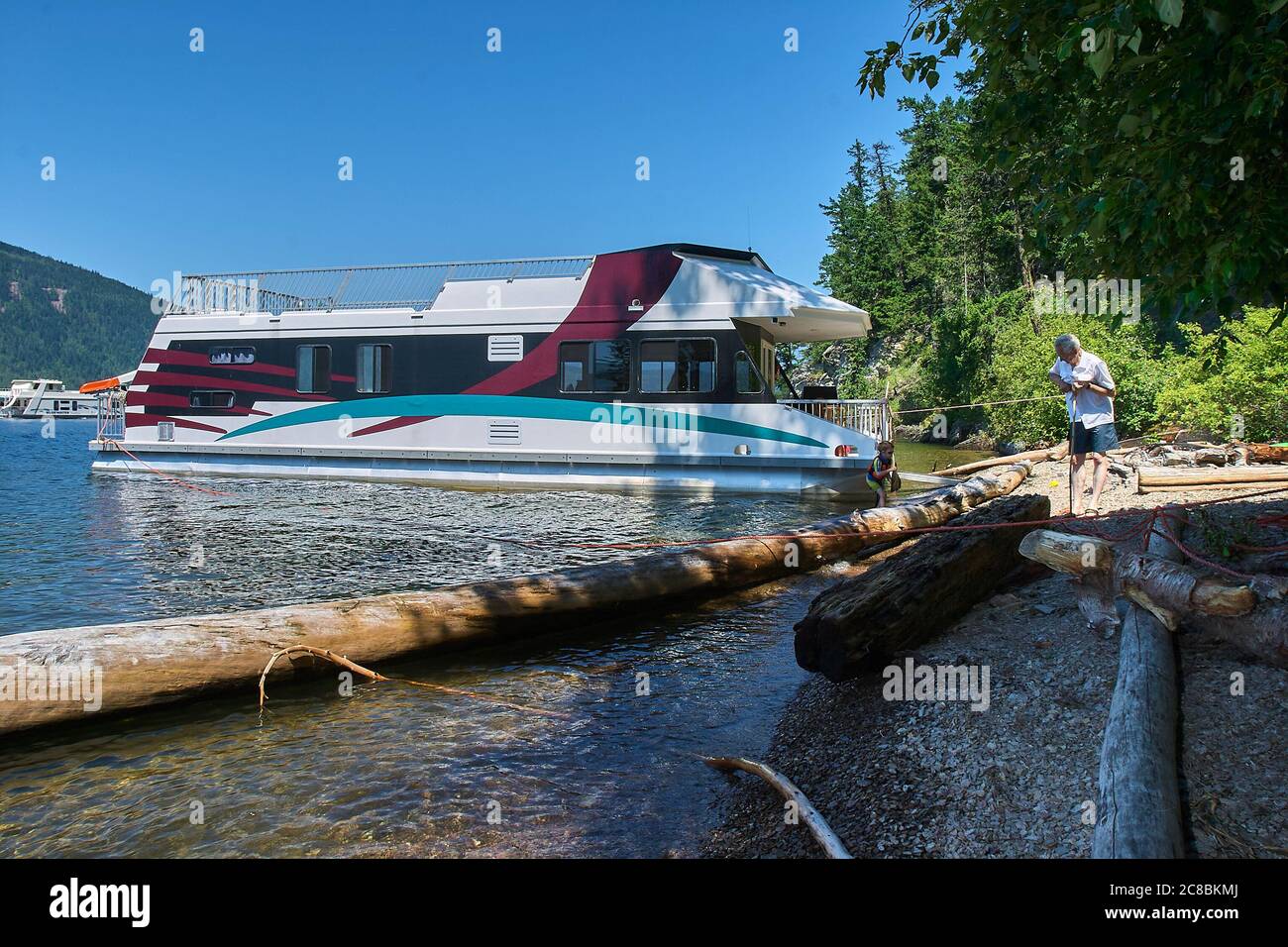 Péniche aménagée perchée sur les rives du lac Shuswap, en Colombie-Britannique, au Canada Banque D'Images