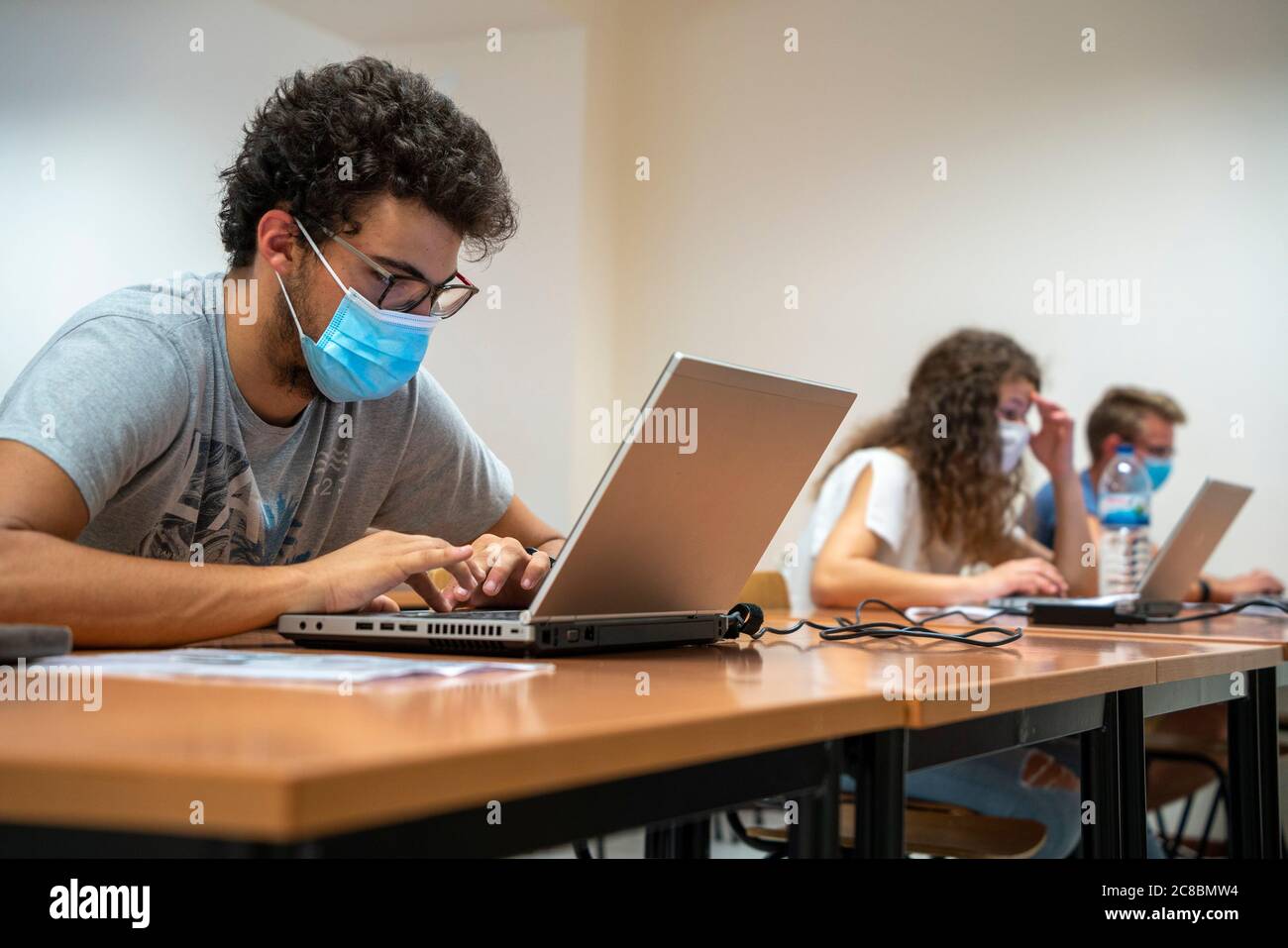 Les élèves portant des masques faciaux en classe pendant la nouvelle pandémie de coronavirus COVID-19 Banque D'Images