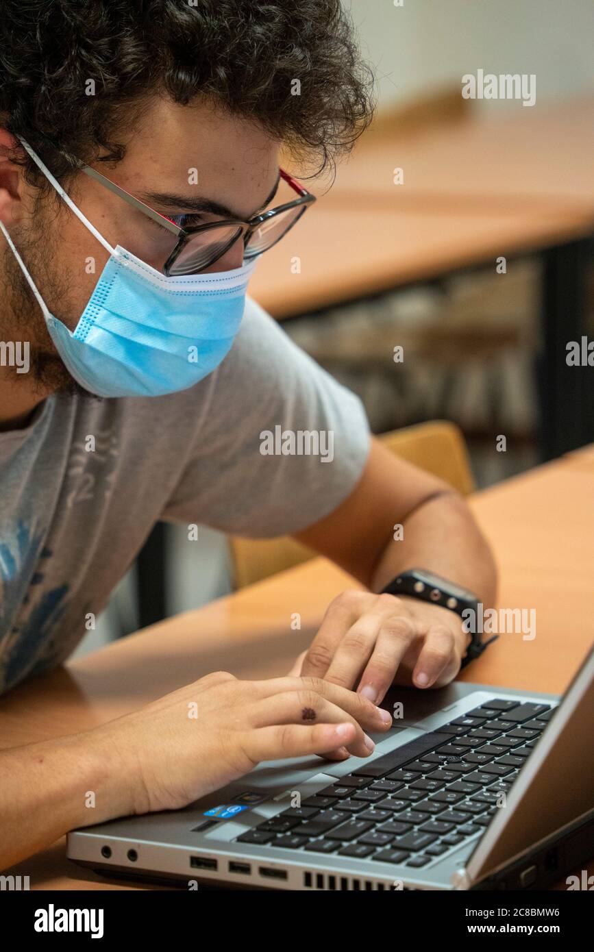 Les élèves portant des masques faciaux en classe pendant la nouvelle pandémie de coronavirus COVID-19 Banque D'Images