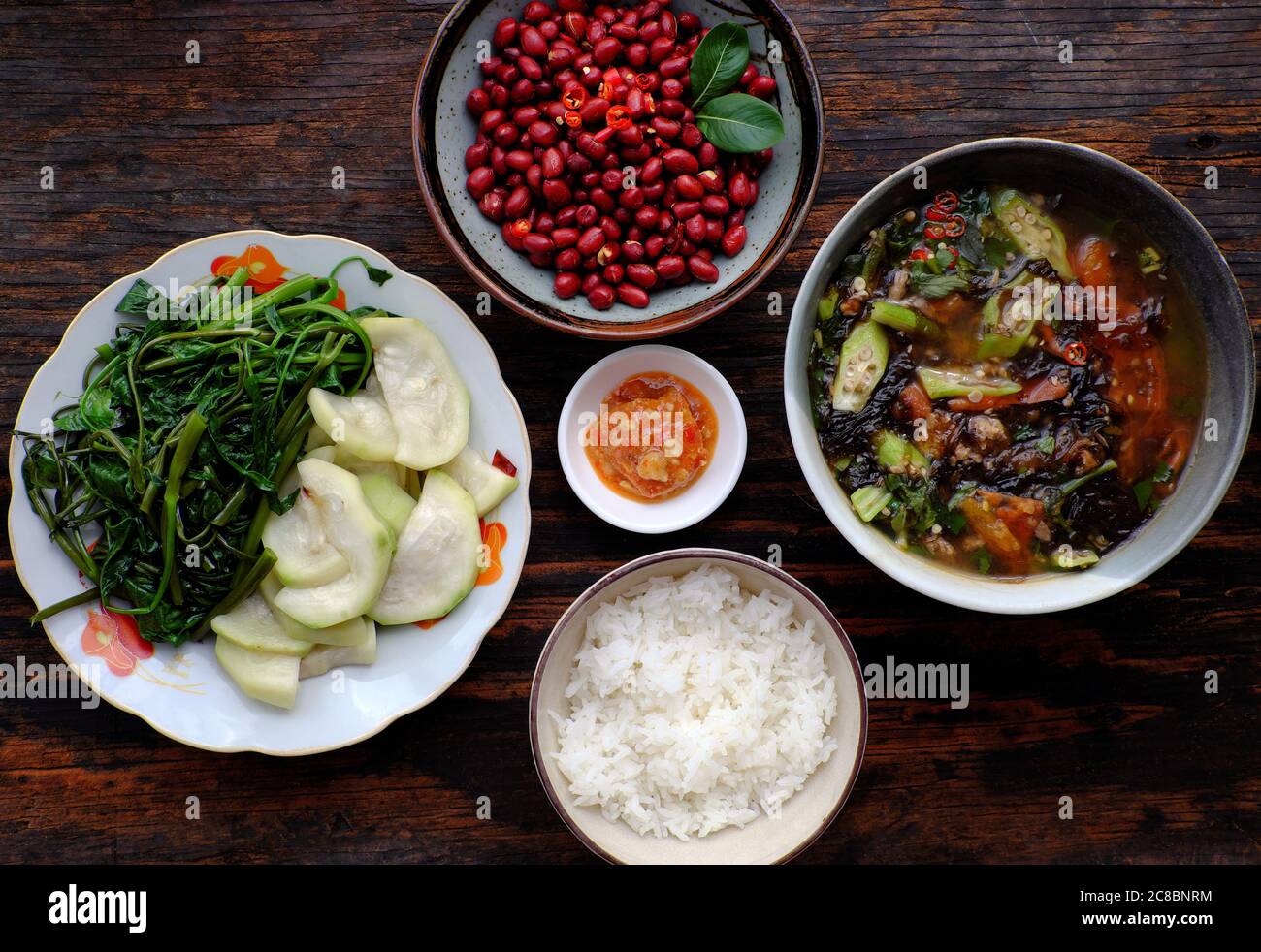 Nourriture végétarienne vietnamienne, gourde bouillie, épinards d'eau, fromage tofu, arachides frites avec sauce soja, soupe aux algues, plat simple sans nourriture de viande, bon pour la santé Banque D'Images