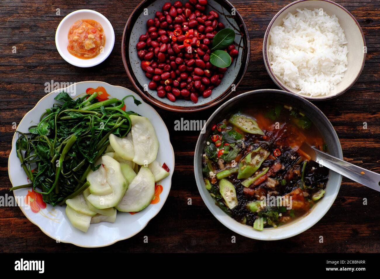 Nourriture végétarienne vietnamienne, gourde bouillie, épinards d'eau, fromage tofu, arachides frites avec sauce soja, soupe aux algues, plat simple sans nourriture de viande, bon pour la santé Banque D'Images