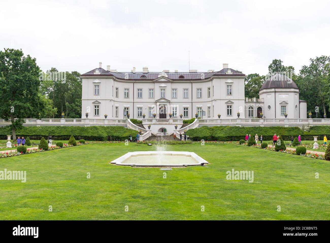 Musée de l'ambre à Palanga, Lituanie, vue du jardin avec fleurs, roses et herbe verte Banque D'Images